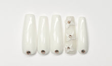 Load image into Gallery viewer, White Vintage Matte Flower Press On Set
