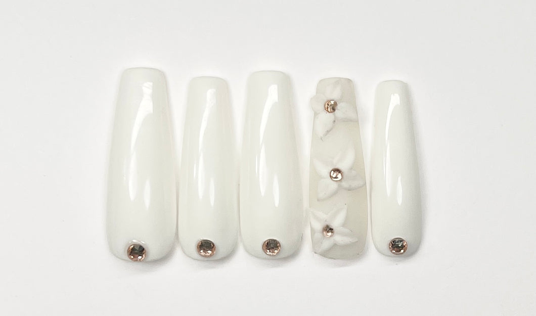 White Vintage Matte Flower Press On Set